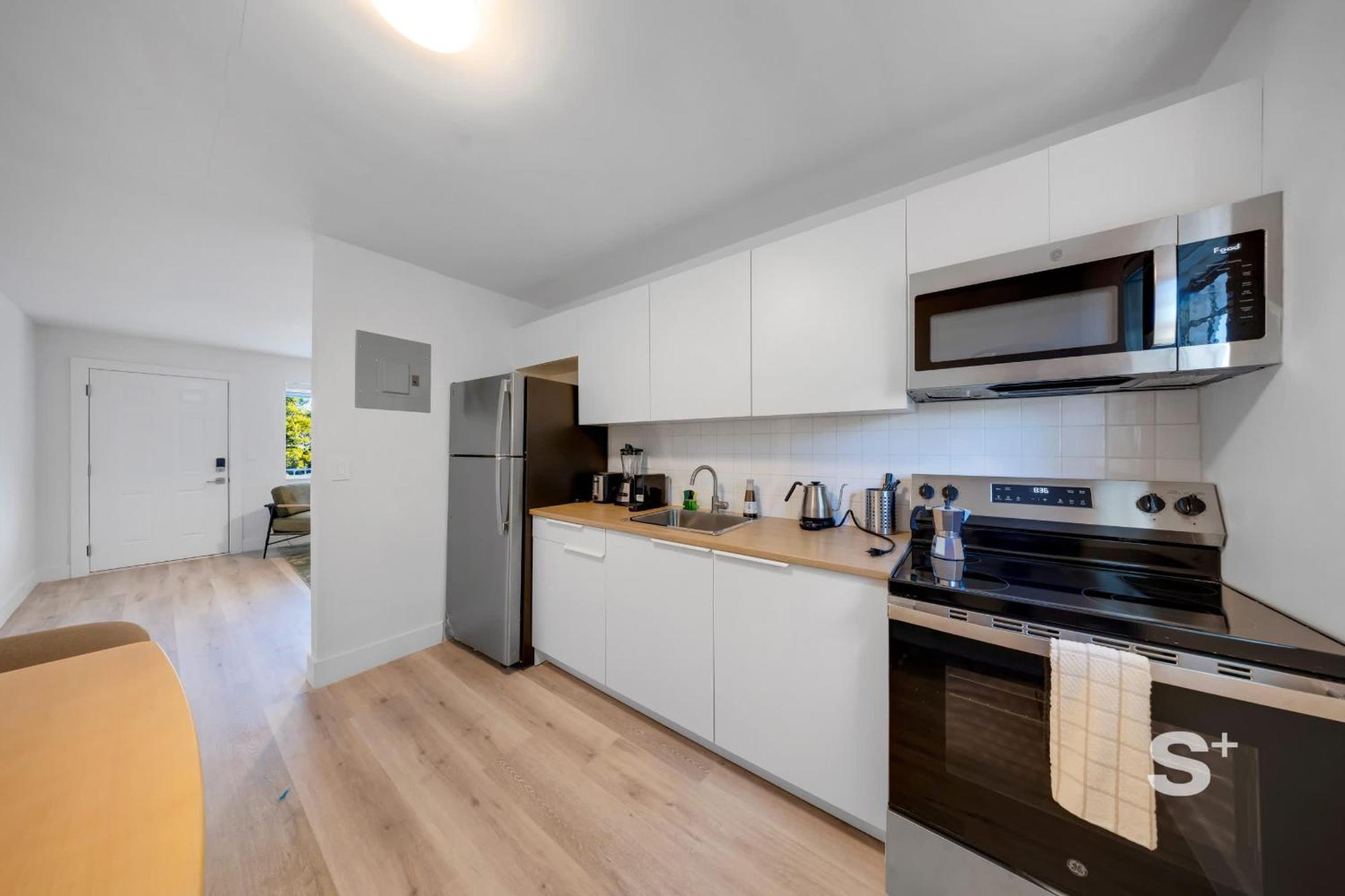 Appartamento Modern 1-br With Sleek Style With Garden, Bbq And Gym
