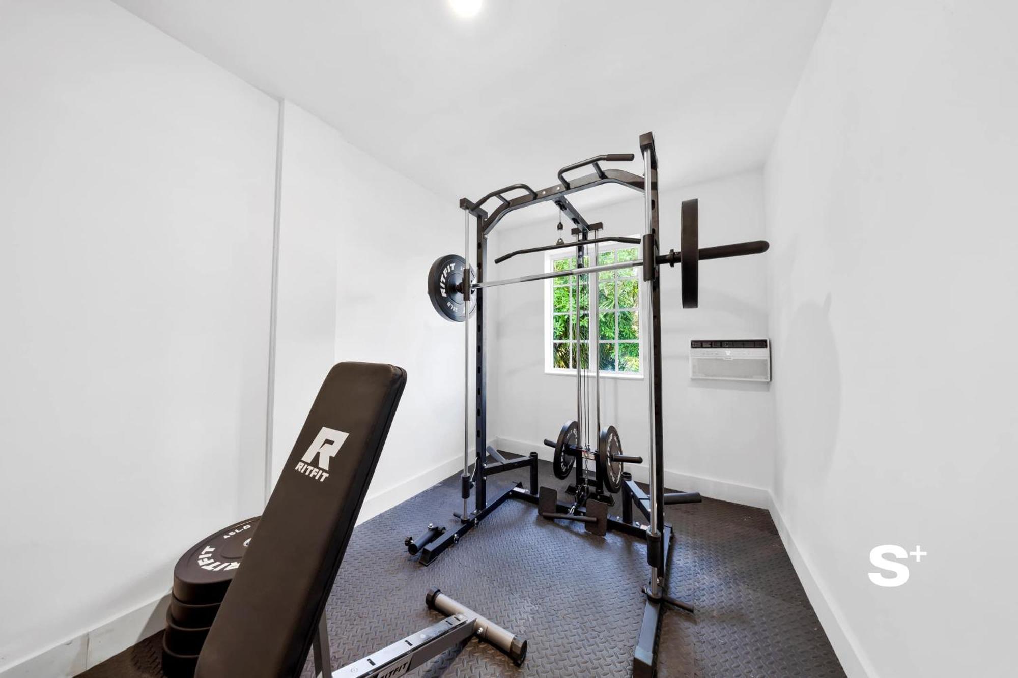 Appartamento Modern 1-br With Sleek Style With Garden, Bbq And Gym